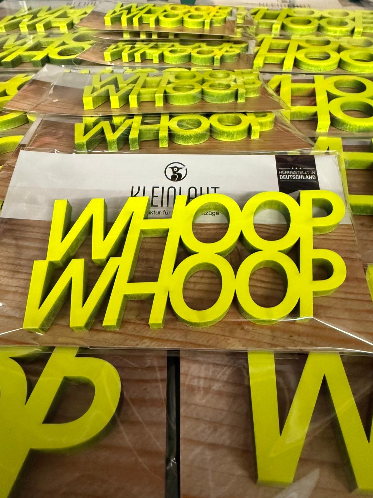 Verpackte Laser-Buchstaben in Neongelb