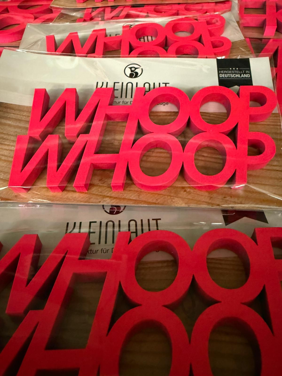 Pinke WHOOP-Schriftzüge aus dem Laserzentrum