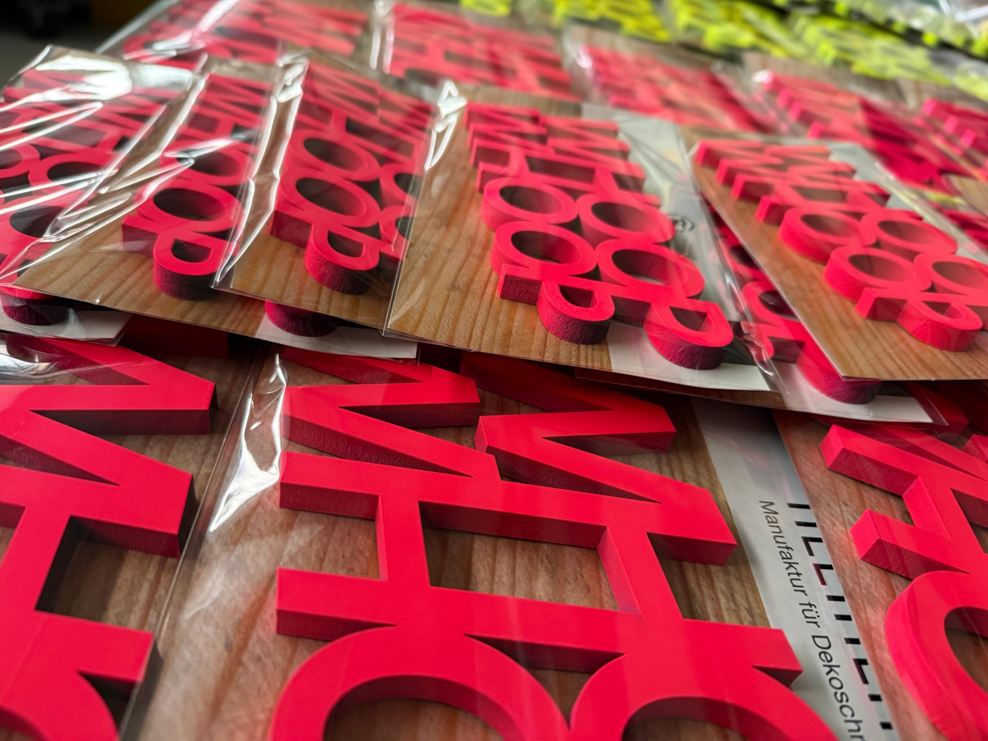 Serienproduktion pinker Laserbuchstaben