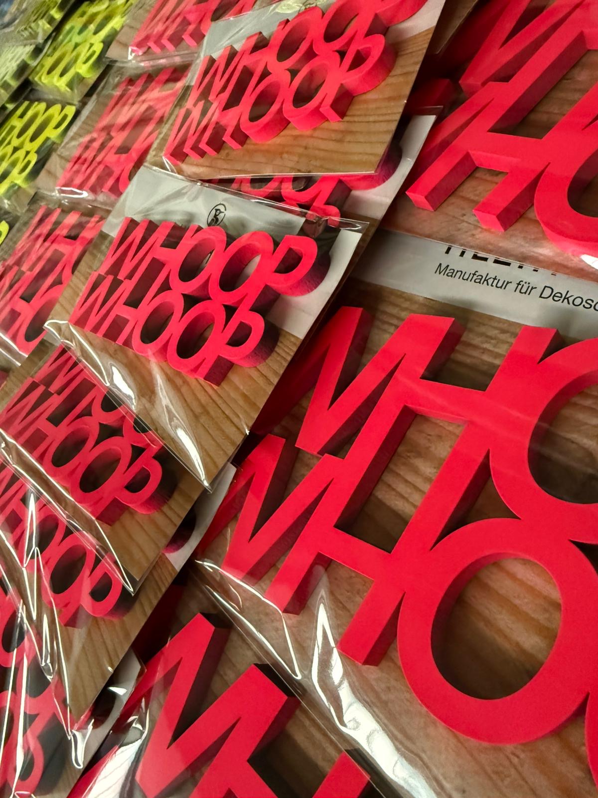 Serienproduktion roter WHOOP-Schriftzüge